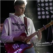 Joven profesor de guitarra con ganas de enseñar y adentrar a principiantes al mundo de la musica